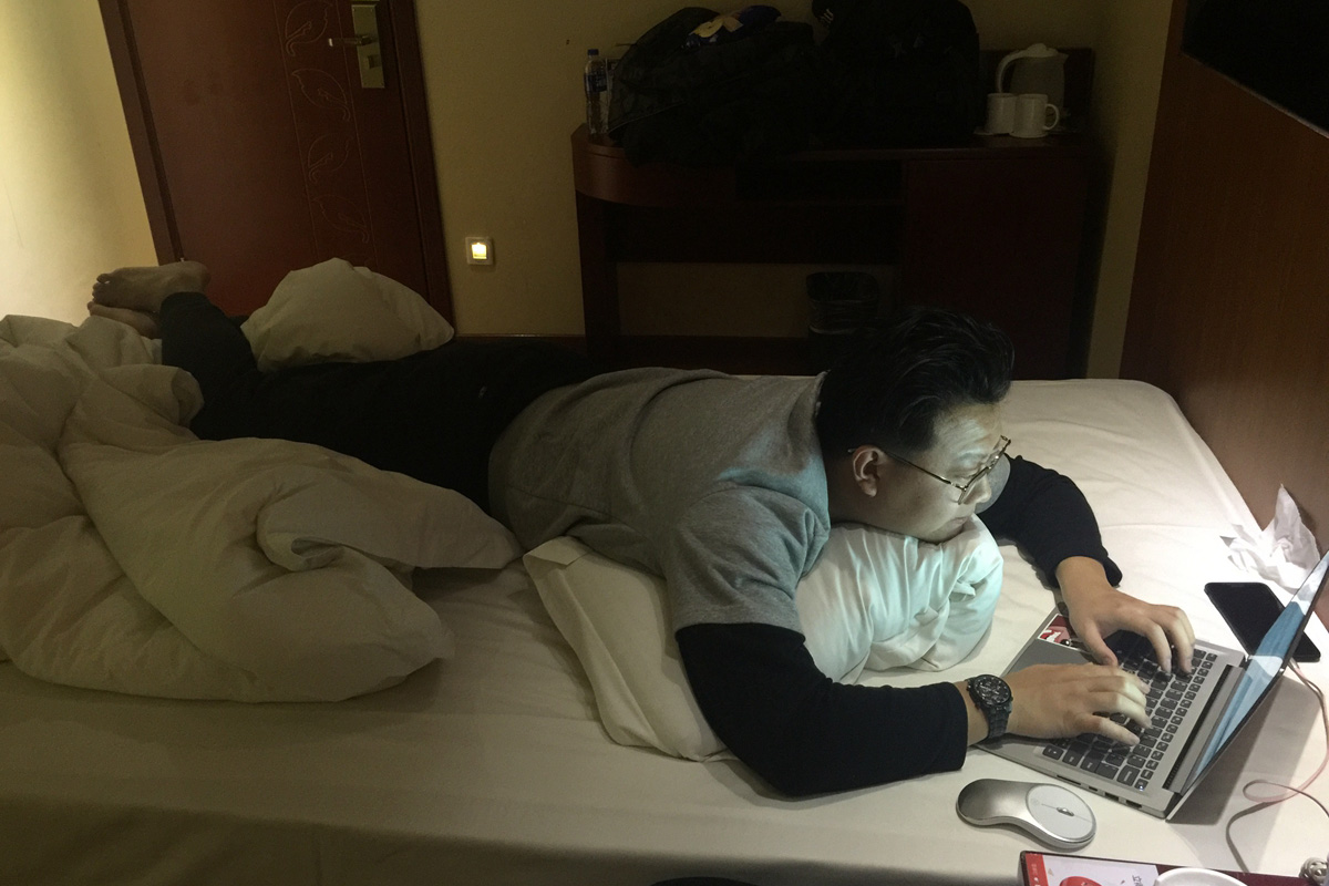 盘点雪天路滑摔倒爆笑场面,自驾游雪地上遇到突发事件