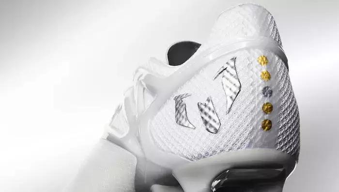 梅西和c罗的黄金战靴,纪念c罗五次金球奖推出的球鞋