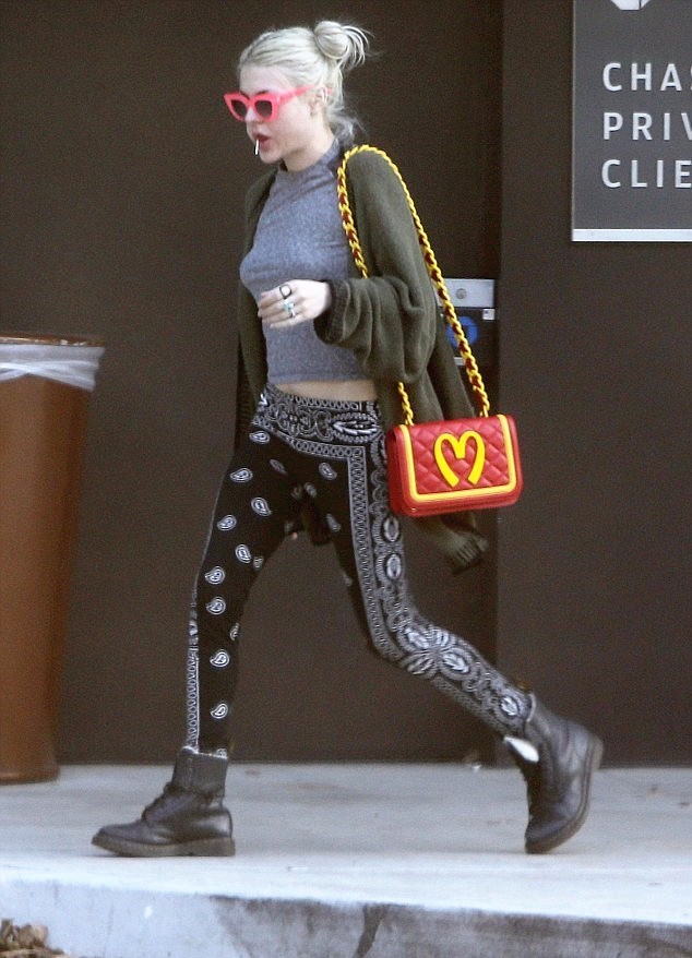 除了4.5亿美金,她吞枪自杀的父亲留下了更宝贵的遗产