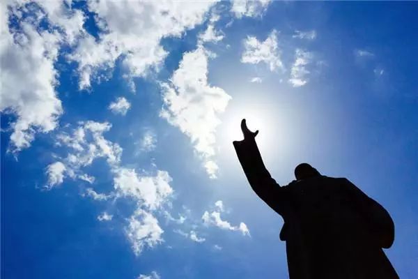 习*平近**为打赢三大攻坚战划重点