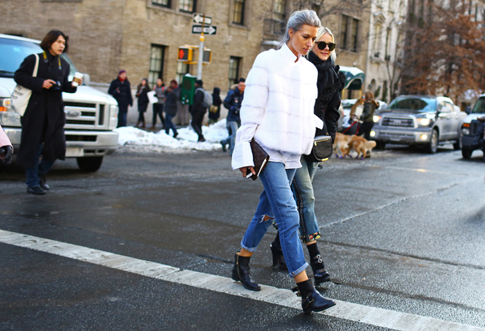 奶茶色短靴和复古蓝牛仔裤搭配吗,直筒牛仔裤搭配马丁短靴