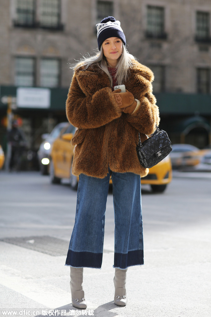 奶茶色短靴和复古蓝牛仔裤搭配吗,直筒牛仔裤搭配马丁短靴