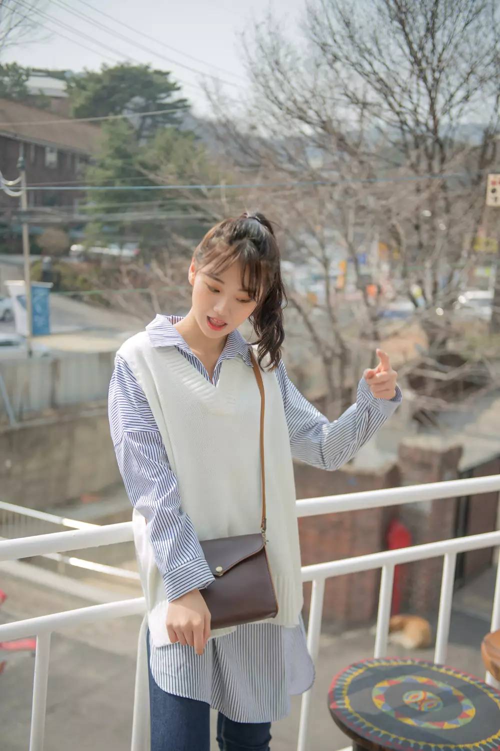 一件衬衫就让你美翻了整个春天,一件衬衫和一条裙子