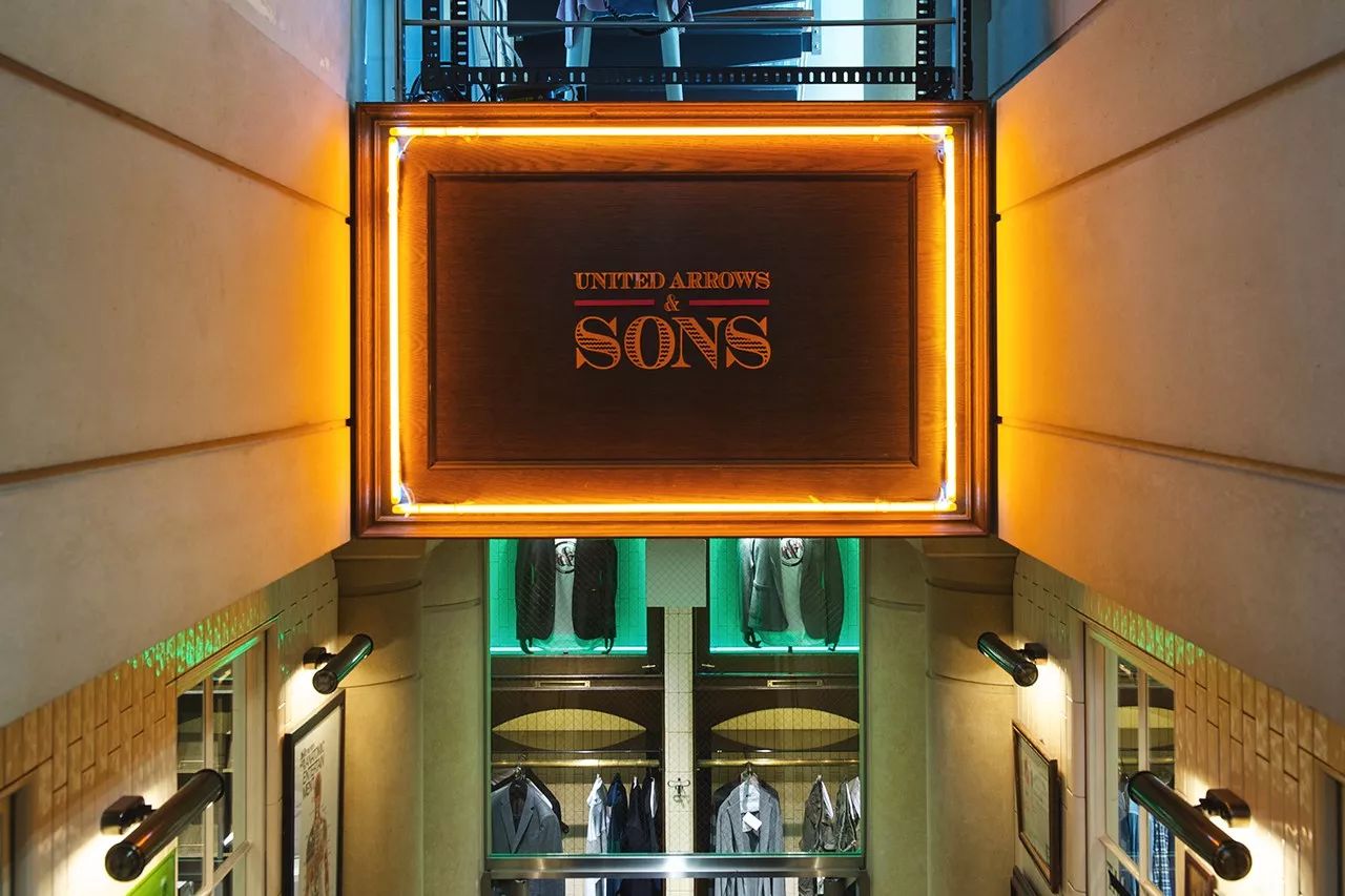 这家店在关门大吉之前YSL还专门为它推出性玩具！连GD也经常去逛~