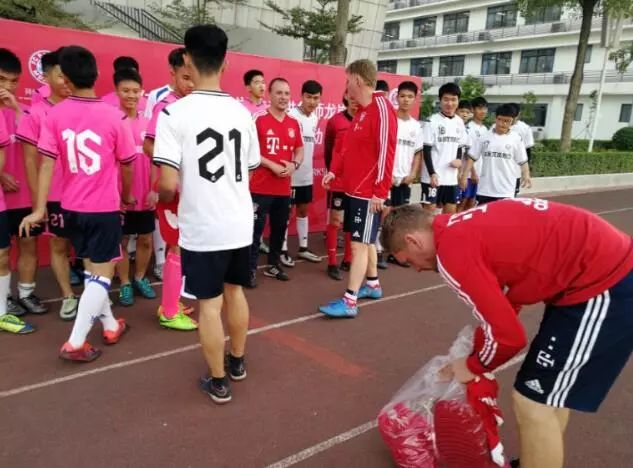 深圳拜仁足校德国教练进校园啦