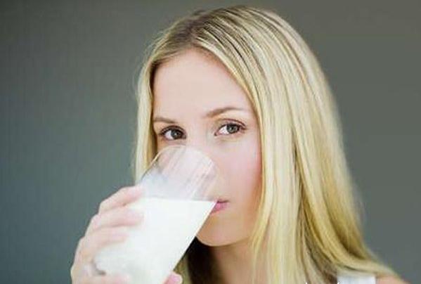 睡前喝牛奶影响长高吗,睡前喝牛奶会减肥还是发胖