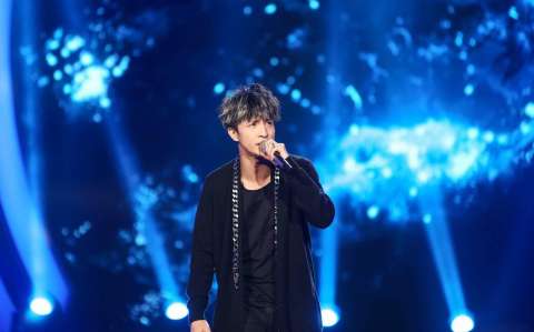 薛之谦被托举完整版,薛之谦背过手结尾伴奏