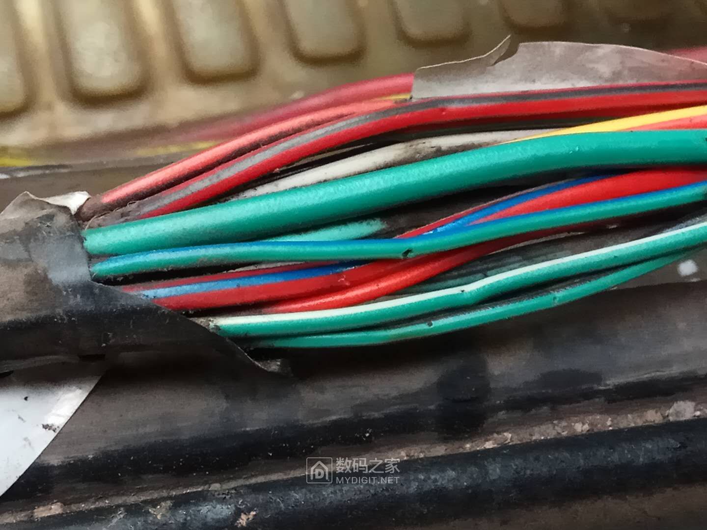 夏利刹车灯不亮的修理方法,夏利倒车灯常亮