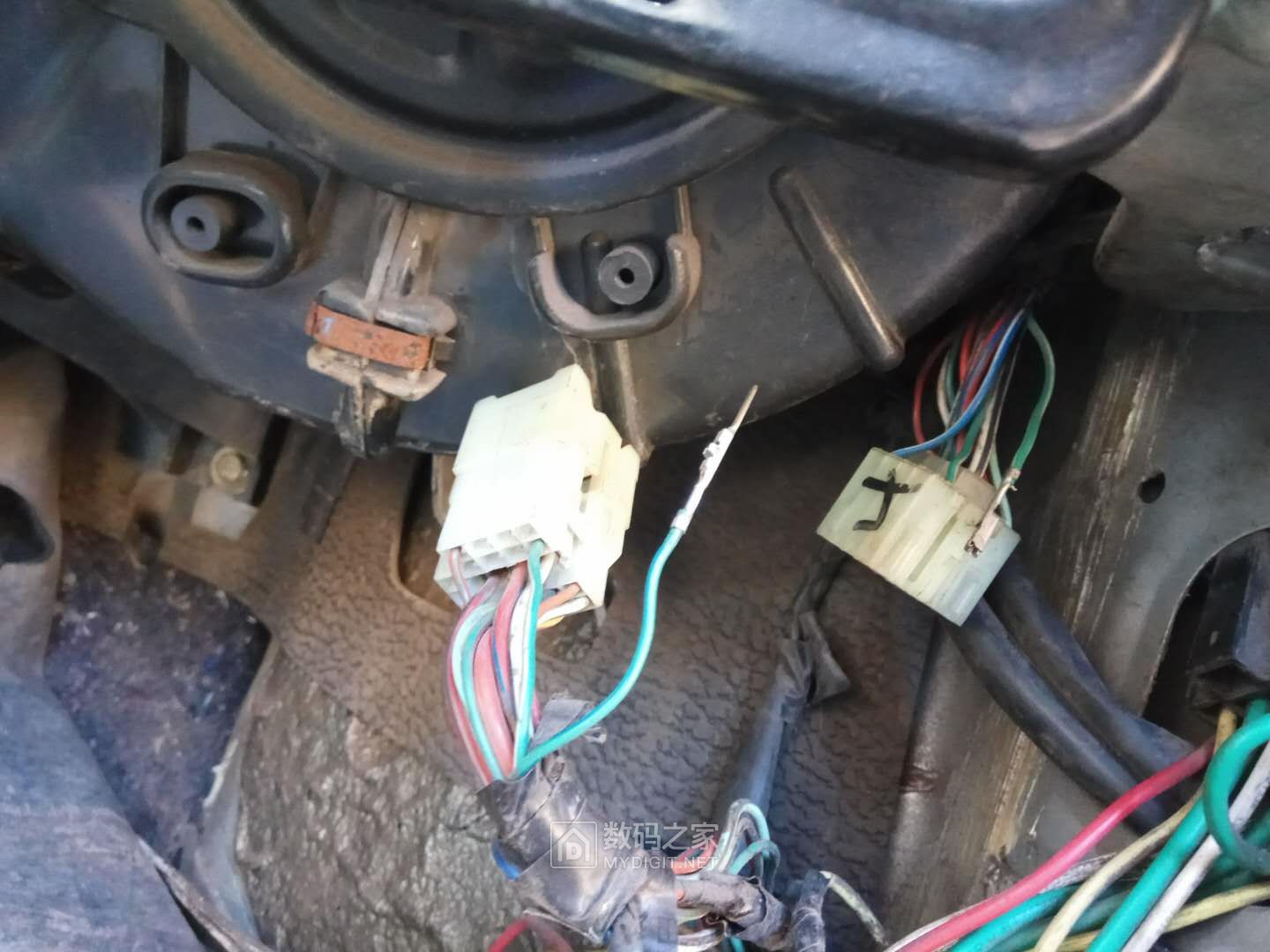 夏利刹车灯不亮的修理方法,夏利倒车灯常亮