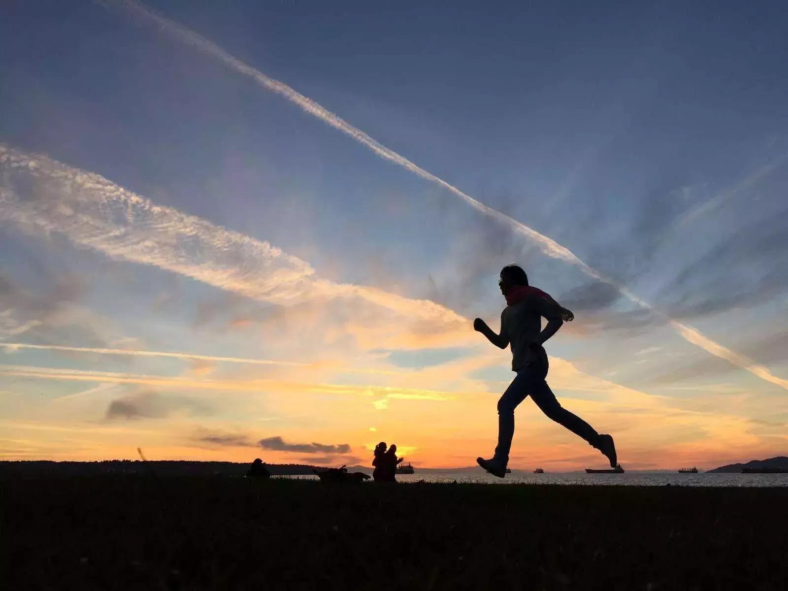室内跑步机与室外散步效果一样吗,室外跑步与跑步机有什么区别