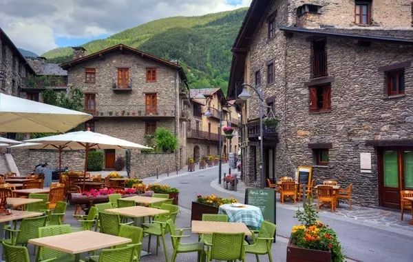 这个欧洲的免税天堂，700年没经历过战争，国家元首却要外国人当