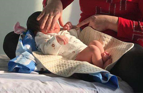 快4个月的宝宝不明原因哭闹,四个月小孩子哭闹家长正确做法