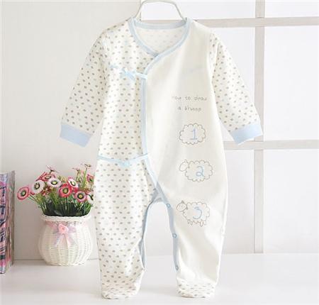 蝴蝶衣和和尚服新生儿穿哪个好,夏季新生儿穿什么款式衣服合适