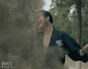 在周星驰电影中帅得不用交房租的小哥，现在丑到网友想让他交罚款