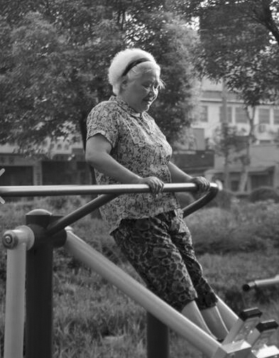 扭腰甩胳膊满足不了,银发一族“闯”入健身房