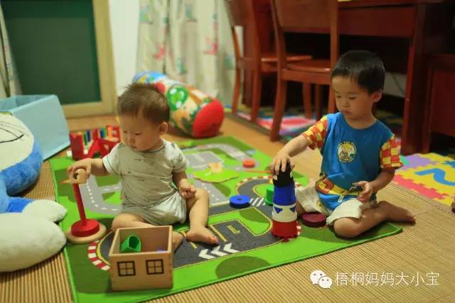 宝宝学走路学步带好还是学步车好,弯腰带娃学走路