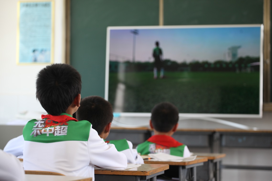 乐视体育走进大别山希望小学捐赠电视球服助力校园足球