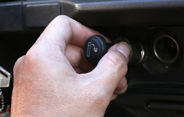 汽车蓄电池寿命一般多久更换,上门更换汽车蓄电池