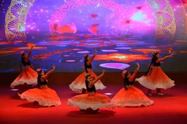 迢迢远来客,汲汲亲子情内地*疆新**班优秀学生家长团到崂山二中考察