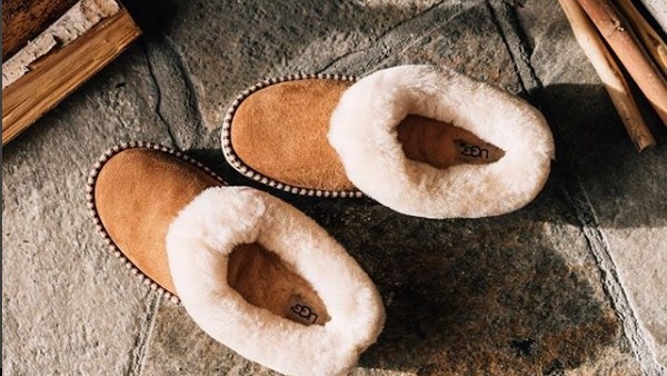 英*歌国**手着UGG鞋入商务候机室被拒？澳航：UGG是睡拖！