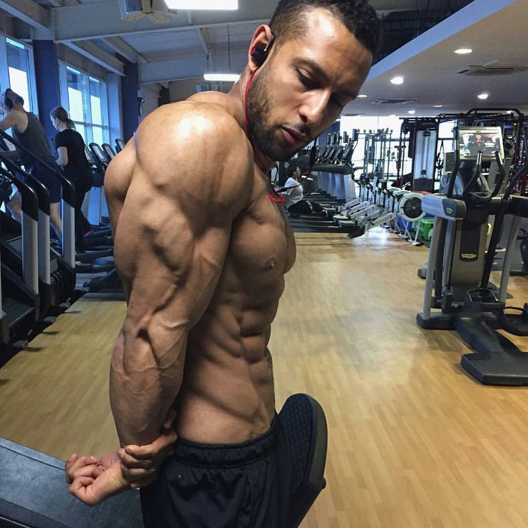 5个高效增加手臂围度的训练动作,臂围不到40不能赤膊训练图片