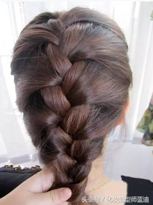 发型这样扎更是高级时尚了,气质款发型扎出去回头率百分百