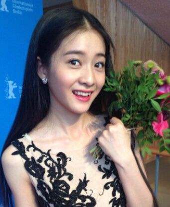 张雪迎气质婉约娇艳靓丽甜美灵动,张雪迎机场清爽造型少女感十足