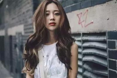 圆脸适不适合狼尾中分卷发,圆脸配高层次中分烫卷发图片