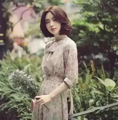 圆脸配高层次中分烫卷发图片,圆脸中分卷发发型图片2015女生