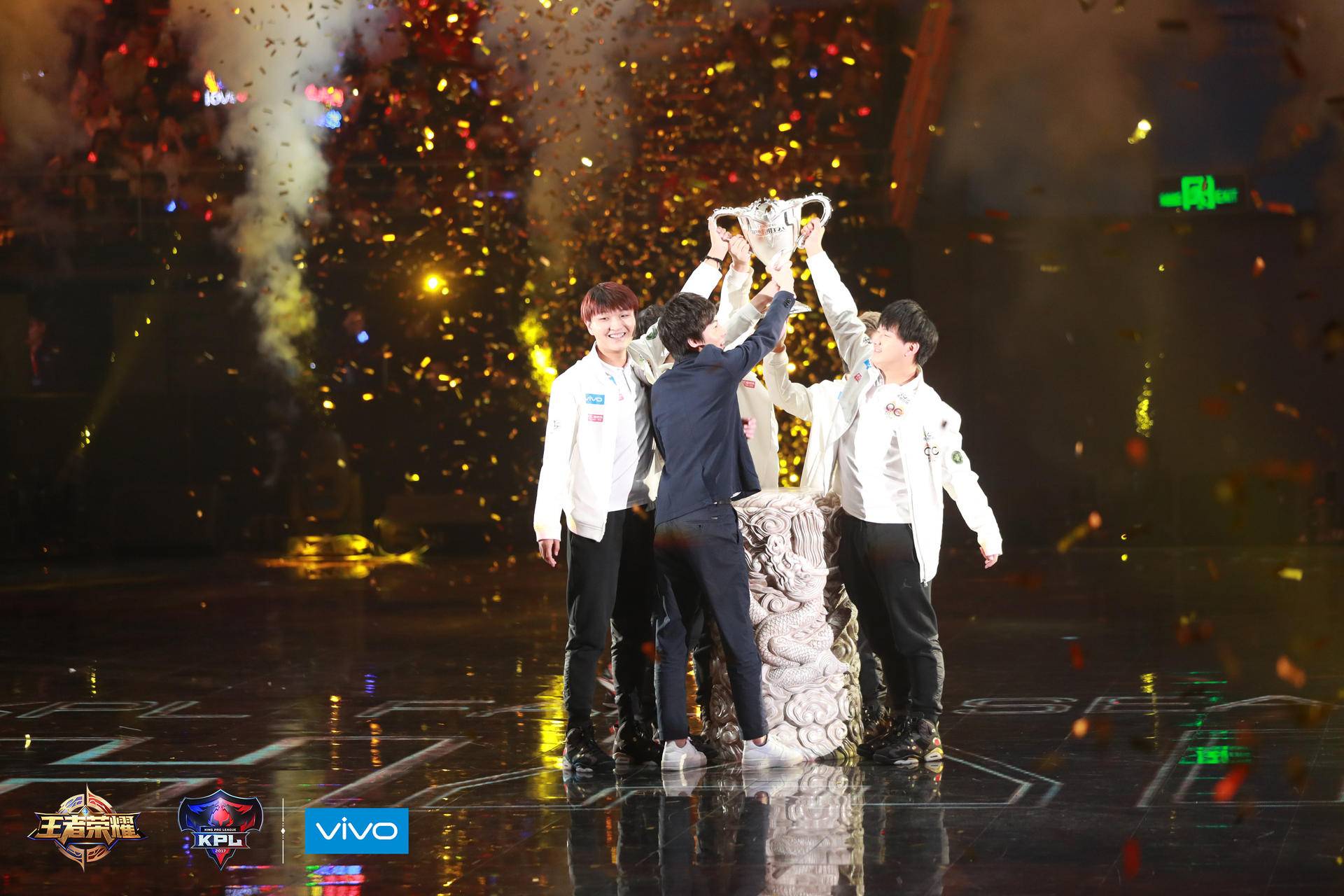 KPL三连冠，QGhappy王朝建立，除了实力还靠这款全面屏手机