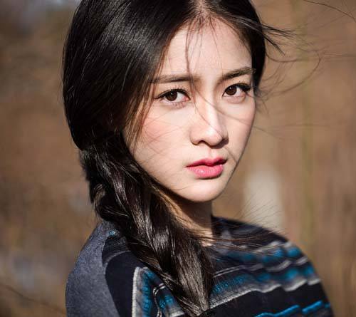 张雪迎气质婉约娇艳靓丽甜美灵动,张雪迎机场清爽造型少女感十足