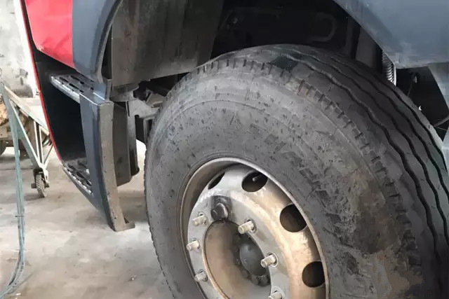 汽车前轮吃胎怎么调整,车辆前轮外侧吃胎