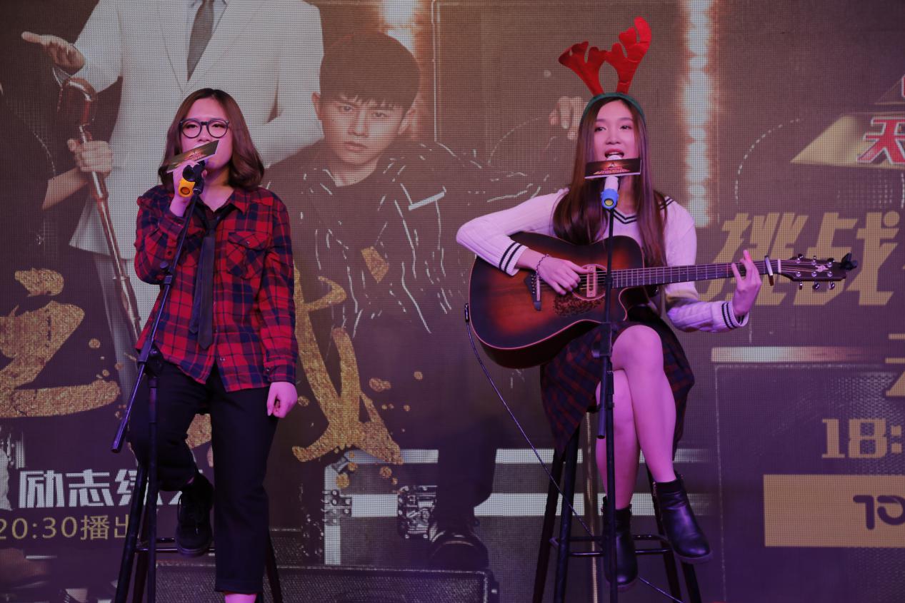 华晨宇天籁之战总决赛帮唱排练,天籁之战中华晨宇点评选手的视频