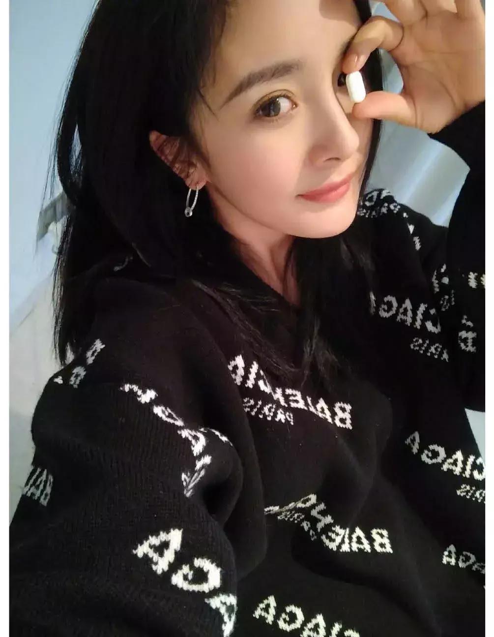 带货女王杨幂又出新穿搭了,带货一姐杨幂的t恤叠穿法