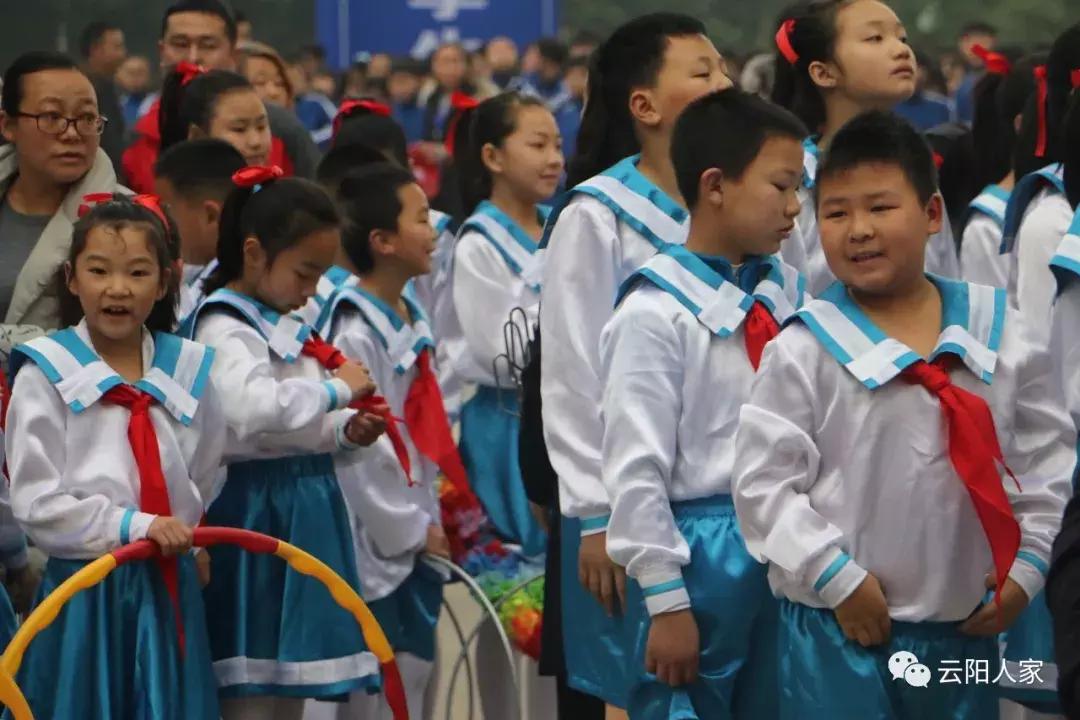 第三届中小*运学**动会开幕,花式表演拍手叫好,上万云阳人围观!