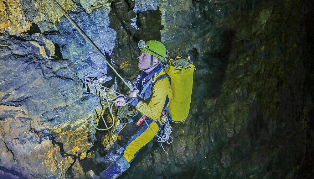 石晶花在神秘玉龙洞绽放
