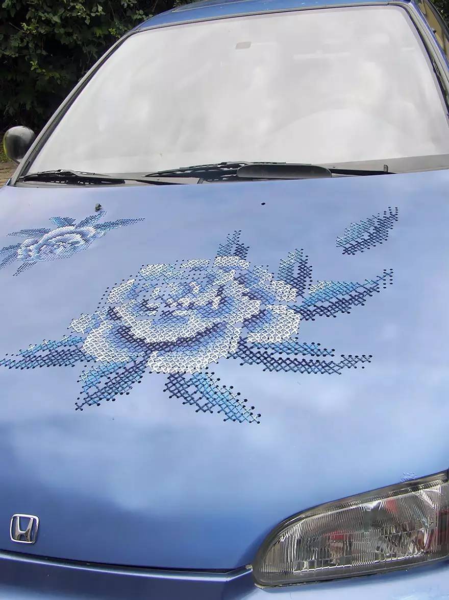 我说！你能不能找个正经地方好好绣花~