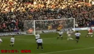 GIF-幸运女神的微笑！躺着也能进球！