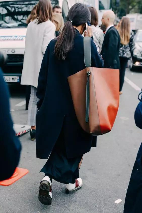 我跟与倪妮做邻居的姐姐聊了聊,她买菜时都背什么包