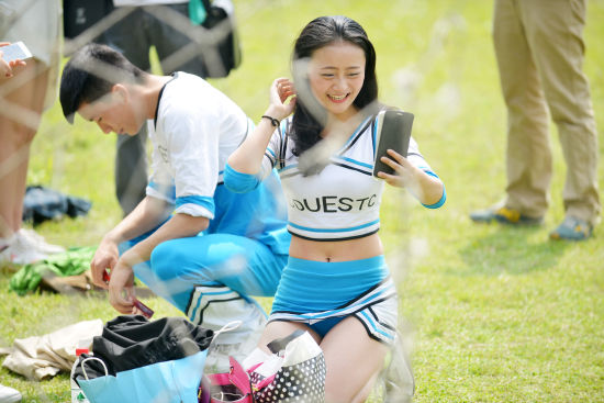 大学啦啦队选拔靠“偶遇”短裙长腿一字马是标配