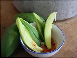 水果蘸着盐巴、辣椒吃，泡酒喝，云南人吃水果的姿势太丰富多彩了