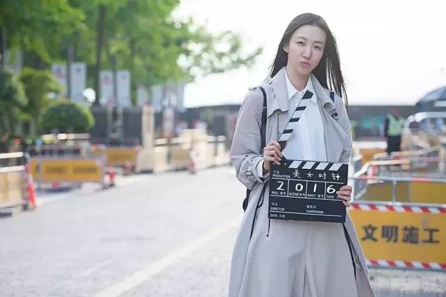 歌曲爱笑的女孩运气不会太差,爱笑的女孩子运气都不会太差