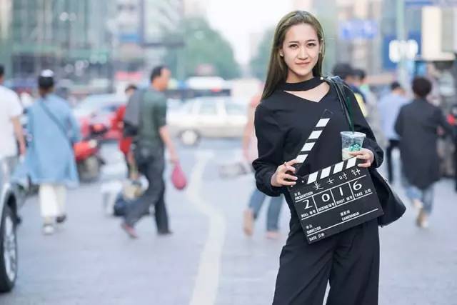 歌曲爱笑的女孩运气不会太差,爱笑的女孩子运气都不会太差