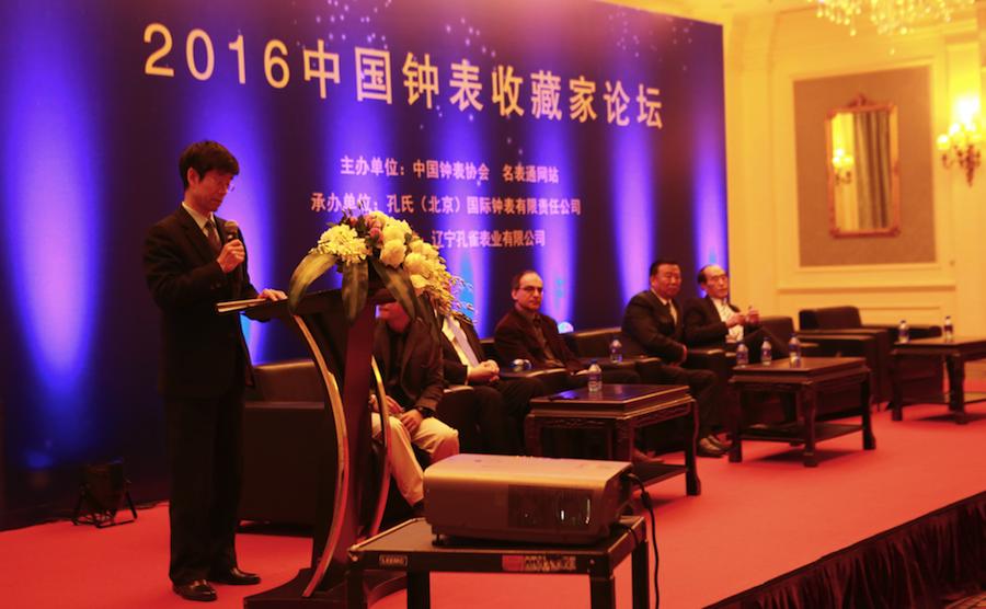 钟表收藏家展示自己的藏品,中国民间古董钟表收藏家