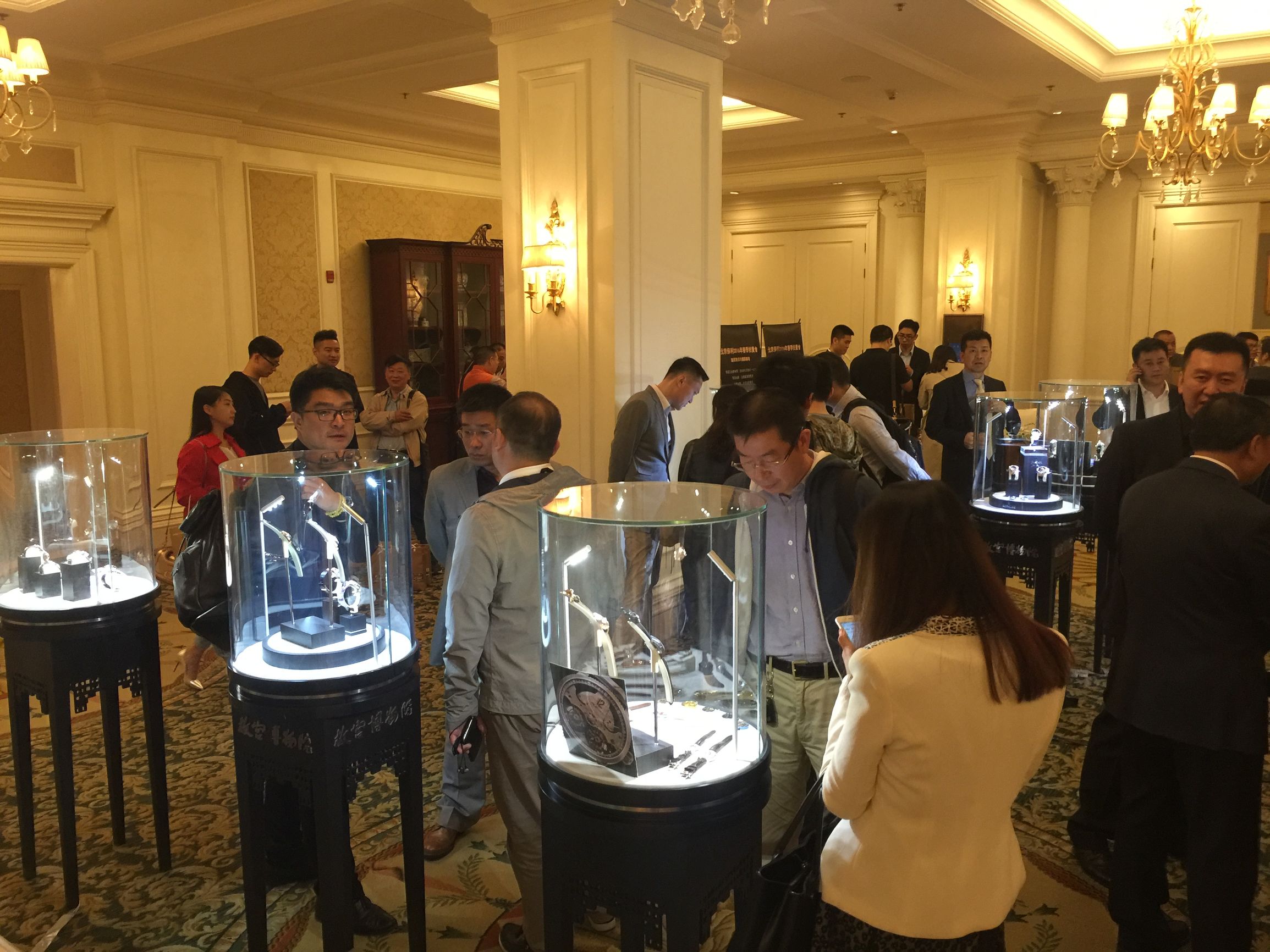 钟表收藏家展示自己的藏品,中国民间古董钟表收藏家