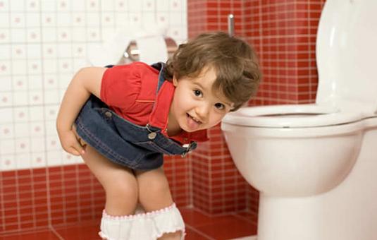 孩子尿尿是红色有事吗,孩子尿带有点血色是什么原因