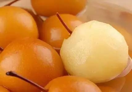 水果蘸着盐巴、辣椒吃，泡酒喝，云南人吃水果的姿势太丰富多彩了