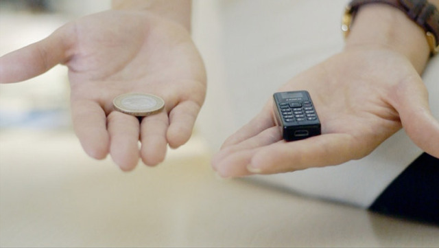 世界上最小的手机比蚂蚁还小,世界上最小的一个手机几块钱