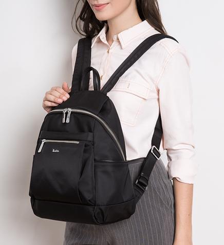 春夏个性时髦的包包这样背更时尚,蓝色搭黑色背什么包包好看