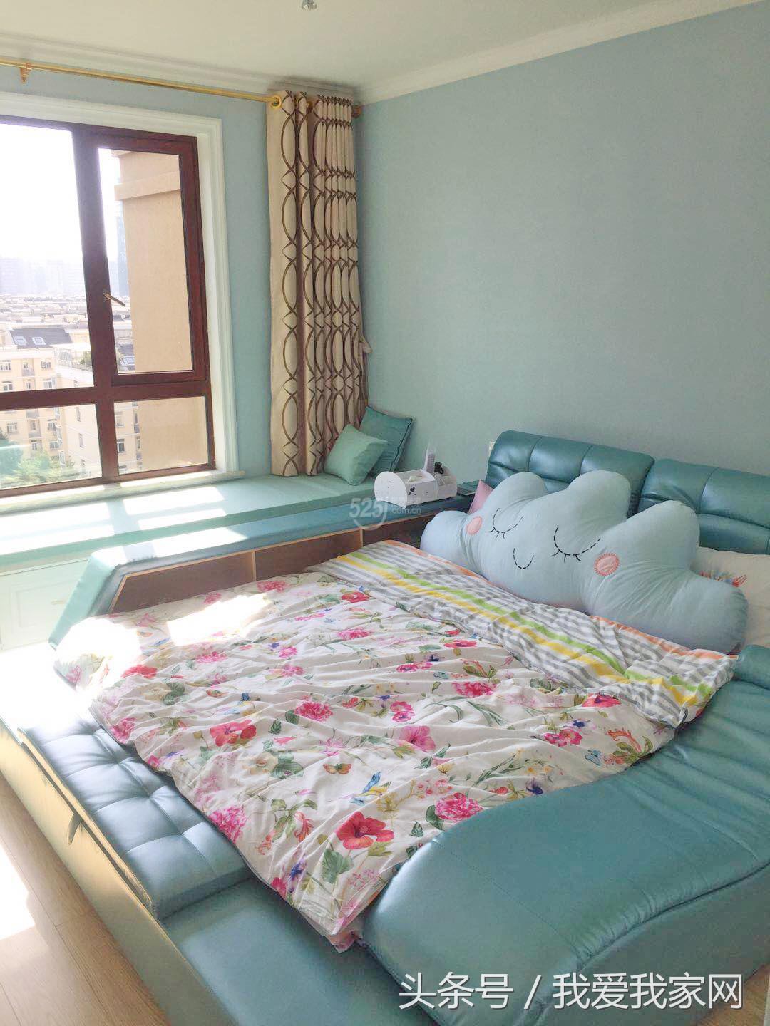 刚装完的学区房，走廊吊灯的浪漫全毁电视背景墙和走廊墙纸上了